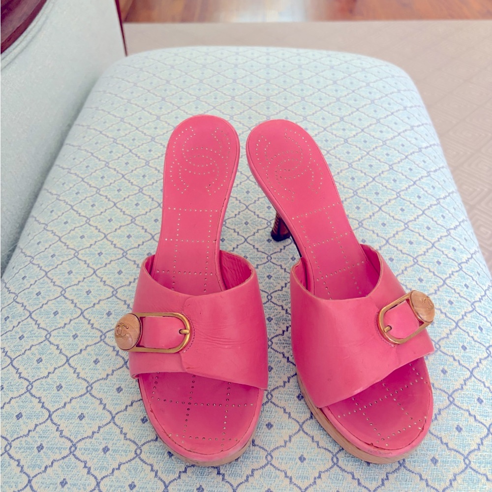Chanel Vintage  Pink Leather Mules with CC wooden logo 3.5 in heel 36,6
